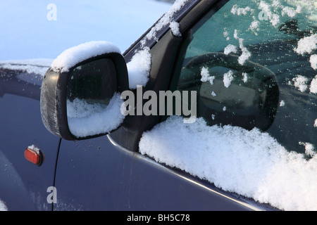 Finestrino laterale di un auto blu in inverno coperto di neve. Foto di Willy Matheisl Foto Stock