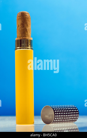 Habana sigari Cohiba siglo II il tubo a mano a mano il sigaro sigari di Avana Cuba Havanna Kuba fumo sfondo blu plain Foto Stock