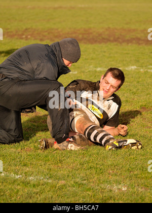 Ricevere un trattamento medico, Bude contro North Petherton partita di rugby, Cornwall Foto Stock