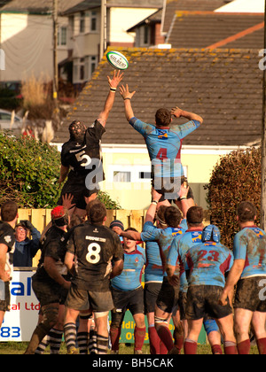 L'uscita linea, Bude contro North Petherton partita di rugby, Cornwall Foto Stock