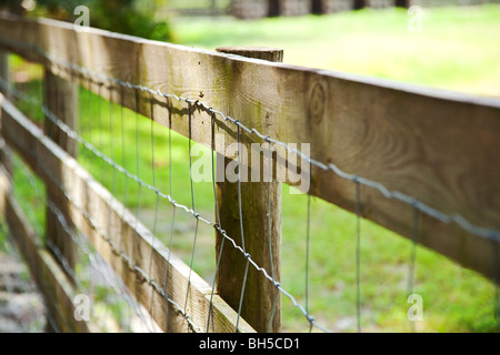 Vecchia staccionata in legno su un angolo diagonale Foto Stock