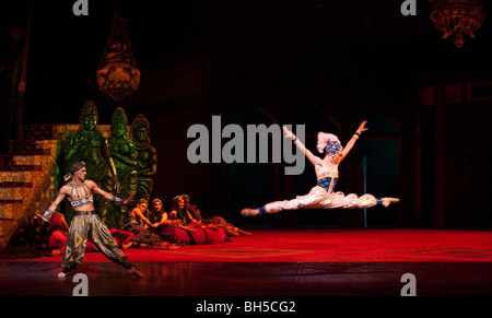 English National Ballet. "Ballet Russes' stagione presso il teatro Sadlers Wells. Foto Stock