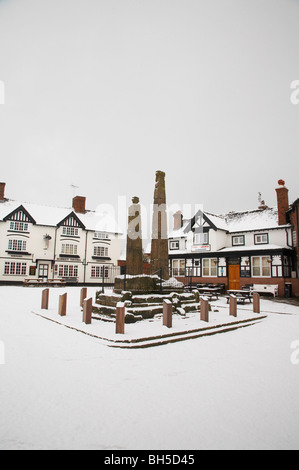 Sandbach contrassegnati con Piazza Croci sassone in inverno Foto Stock