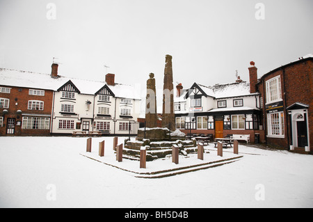 Sandbach contrassegnati con Piazza Croci sassone in inverno Foto Stock