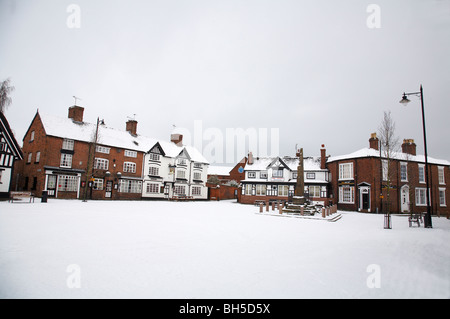 Sandbach contrassegnati con Piazza Croci sassone in inverno Foto Stock