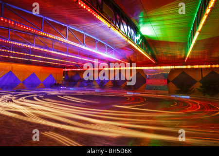 Sentieri di luce del paraurti di automobili sul mercato di Natale 2009 a Halle (Saale), Germania Foto Stock