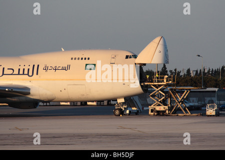 Saudi Arabian Cargo Boeing 747-200F jumbo jet piano di trasporto con naso aperto pronto per lo scarico Foto Stock
