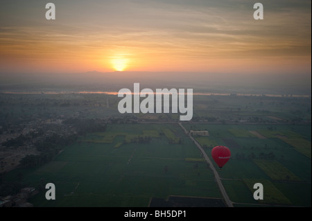 Giro in Mongolfiera vicino alla Valle dei Re, Luxor, Egitto, Africa Foto Stock