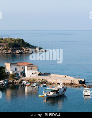 Kardamyli Harbour, nella parte esterna di Mani, sud del Peloponneso, della Grecia. Foto Stock