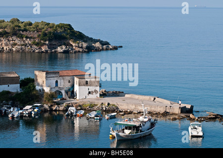 Kardamyli Harbour, nella parte esterna di Mani, sud del Peloponneso, della Grecia. Foto Stock