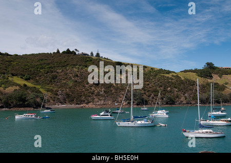 Gruppo di barche a vela ormeggiata in Isola di Waiheke, Nuova Zelanda Foto Stock