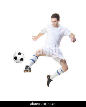 Giocatore di calcio con una palla isolati su sfondo bianco Foto Stock