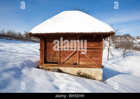 Villaggio Lelic, tradizionale economico serbo edificio "vajat', casa, architettura in Occidente la Serbia, l'inverno, la neve Foto Stock