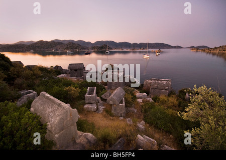 Vista panoramica di Kekova, Kalekoy, Lycian Necropol, costa meridionale della Turchia Foto Stock