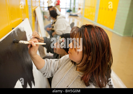 Volontari murali di vernice in alta scuola Foto Stock