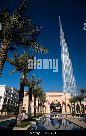 Angolo drammatico Burj Khalifa edificio palme sede2 Foto Stock