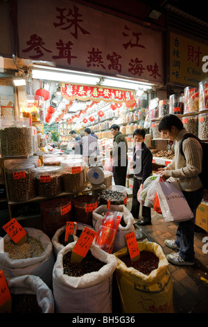 People shopping a Hong Kong di Bowrington Road mercato umido di notte. Foto Stock