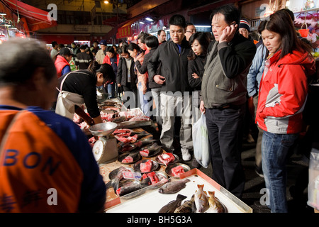 People shopping a Hong Kong di Bowrington Road mercato umido di notte. Foto Stock