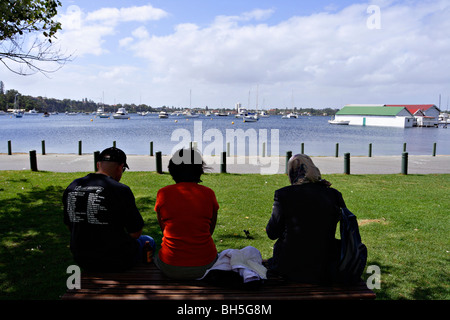 Godendo della vista a Mosman Bay nei pressi di Cottesloe in Western Australia. Foto Stock