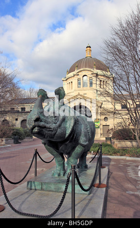 Rhinocerous scultura, Bronx Zoo di New York City Foto Stock