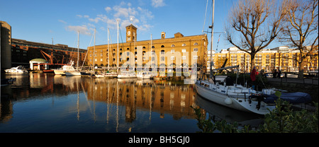 LONDRA, Regno Unito - 03 GENNAIO 2010: Vista panoramica dei moli di St Katharine, un ex molo e ora si è risviluppato in un complesso residenziale e di svago Foto Stock