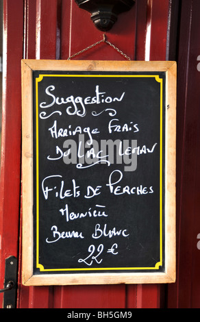 Un menu Chalk board fuori un ristorante di pesce a Nyon sul Lago di Ginevra, Vaud, Svizzera. Il consiglio di amministrazione è informare gli ospiti che essi Foto Stock