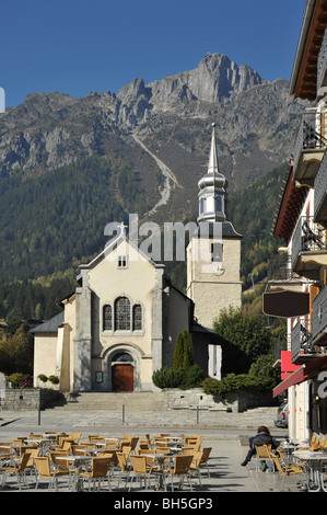 La chiesa di L'Eglise St Michel a Chamonix nel Mont Blanc regione Haute Savoie, Rhone Alpes, Francia. Foto Stock