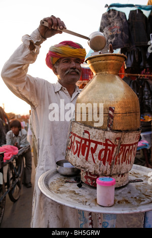 Un abitante di un villaggio di colare una chai o tè al mercato di Pushkar , Rajasthan in India. Foto Stock