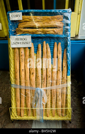 Pane polacco - Pierog (servita con funghi) e Corv - in vendita presso un cafe bar di Cracovia. La Polonia. Foto Stock