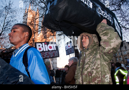 Centinaia radunati fuori Chilcot inchiesta per chiamate di Tony Blair l'arresto per crimini di guerra in Iraq Londra 29.01.10 Foto Stock