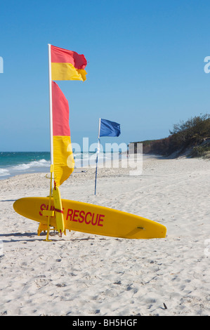 Australian Beach Surf Life Rescue su di una spiaggia di sabbia a Bribie Island, Queensland Foto Stock