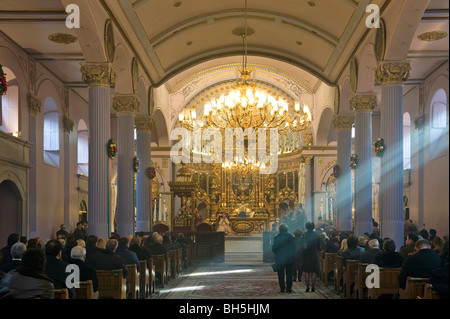 Festa di Natale il 6 gennaio (Epifania) in Kumkapi Meryemana (Surp Asdvadzadzin ) Chiesa Armena Istanbul Turchia Foto Stock