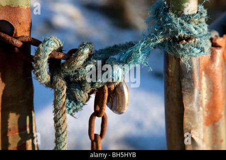 Rusty ondulato recinzione metallica con nessun segno di entrata Foto Stock