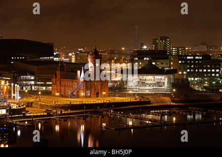 La Baia di Cardiff di notte Galles del Sud che mostra l'Edificio Pierhead e Welsh Assembly building Foto Stock