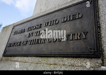 War Memorial targa dedicata a coloro che sono morti per il loro paese, sull'Rochdale cenotafio progettato da Sir Edwin Lutyens. Foto Stock