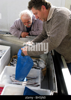 Il pesce fresco viene venduto da un carrello di prelievo. Creta, Grecia Foto Stock