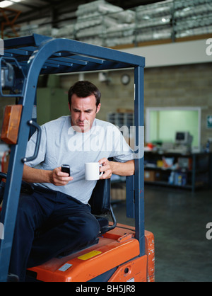 Un warehouse manager prende un tea break Foto Stock