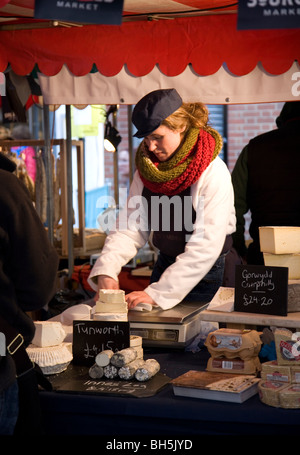 Neal's Yard Dairy a 'French' sul mercato Venn Street , Clapham Common , Londra Foto Stock