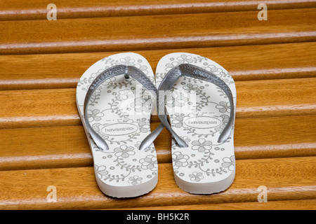 Flip-flop sandali sul ponte di legno Foto Stock
