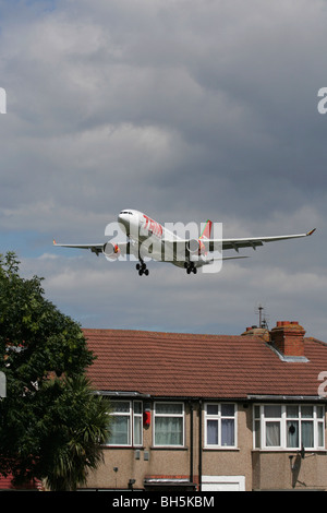 TAM Airlines Airbus A330 sorvolo sui tetti di Londra in rotta per Heathrow Foto Stock