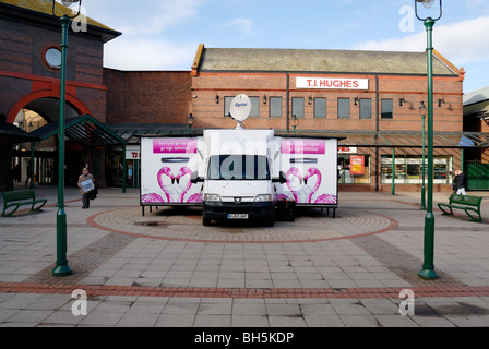 Sky TV di dimostrazione e di reclutamento van parcheggiato a Widnes, Cheshire, al fine di attrarre nuovi clienti alla loro TV Digitale serv Foto Stock