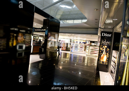 Negozi duty free all'aeroporto di Stansted, Inghilterra Foto Stock