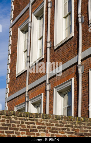 Frontone di Ham Casa nel Surrey, con il vecchio pozzo di piombo / tubazioni verso il basso. Foto Stock