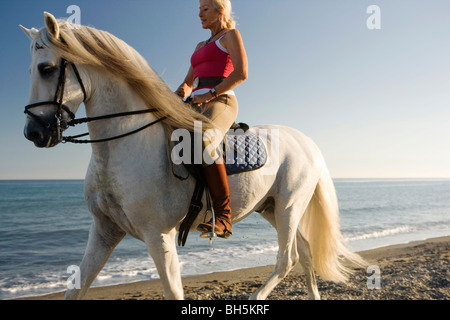 La donna a cavallo sulla spiaggia Foto Stock