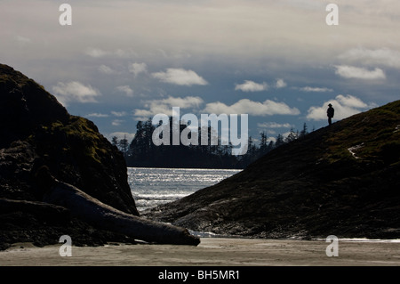 Visitatore su formazioni di roccia in roccia inceneritore- Long Beach, Tofino, BC Foto Stock