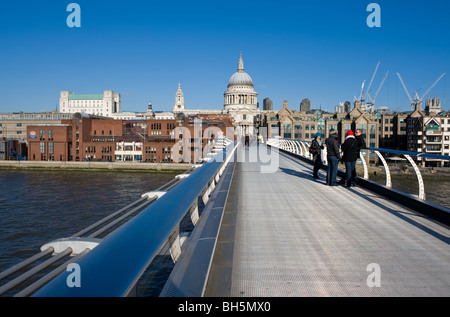 La gente sul Millenium Bridge di Londra. Foto di Gordon Scammell Foto Stock