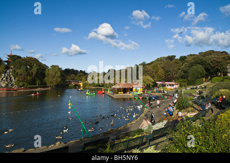 Dh Rivelyn Scarborough North Yorkshire autunno holiday resort park in barca il lago di gente seduta una panchina nel parco Foto Stock