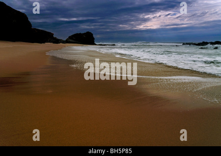 Portogallo Alentejo: Tramonto presso la spiaggia Praia Grande in Porto Covo Foto Stock