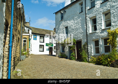 La principale strada di ciottoli di ammaccatura, un villaggio di pennini in Yorkshire Dales National Park popolare con i turisti Foto Stock