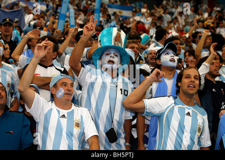 Il calcio argentino tifosi cantano in stand presso il 2006 Fase finale della Coppa del Mondo di calcio Foto Stock